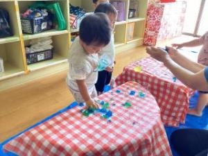 寒天遊びをしている画像