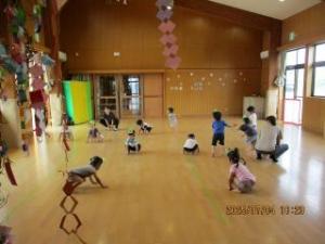 ピョンピョンと飛び跳ねる画像