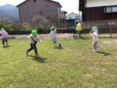 戸外で走っている様子の画像