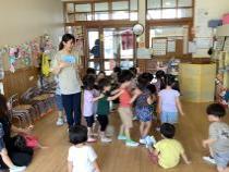 友達と連なって遊んでいる様子の画像