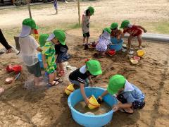 どろんこ遊びをしている様子の画像