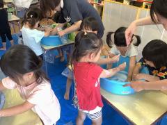 片栗粉に水を加えた様子の画像