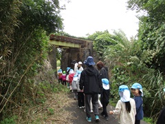 散歩をしている子ども達の画像