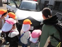 交番でパトカーを見せてもらっている画像