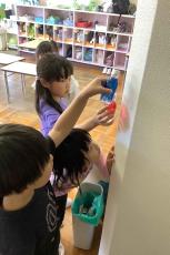 色水を光に当てるときれいな色が浮かぶ画像