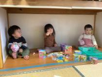 友達と横に並んで遊んでいる画像