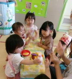 友達とご飯を食べる真似をしている画像