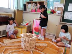 友達と積み木を積んでいる画像