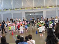 みんなで体操をしている画像