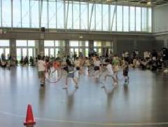 フラフープを使って隊形変化に挑戦している画像