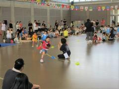 3チームでリレーをしている画像