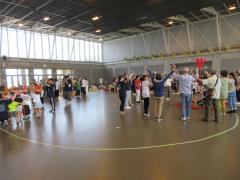 祖父母対子どもで玉入れをしている画像