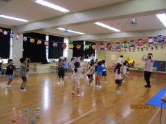 みんなで盆踊りを楽しむ画像