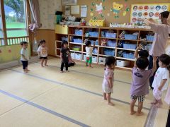 部屋で盆踊りをする画像