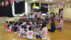 お神輿を担いで歩く年長さんの画像