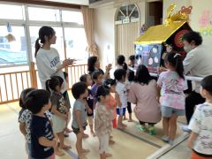 お神輿を見ている画像