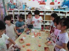 お祭りの準備をしている画像