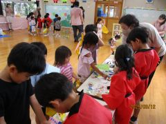 おもちゃ屋さんを楽しんでいる画像