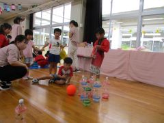 ボウリングをする画像