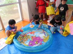 金魚すくいをしている画像