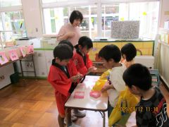 くじ引きをしている画像