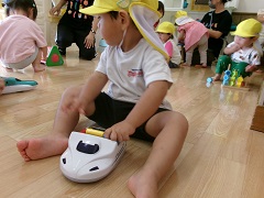 電車の乗り物に乗って遊ぶ画像