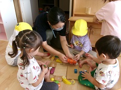 おままごとで遊ぶ画像