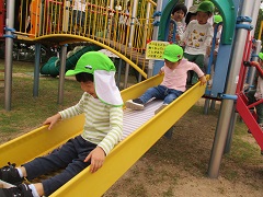 滑り台を滑る画像