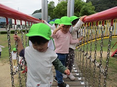 吊り橋遊具で遊ぶ画像