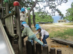 アスレチックで遊ぶ画像