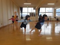 とんぼポーズをする画像