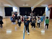 ゾンビになりきって踊る画像