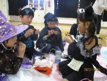 かぼちゃのクッキーを食べる画像