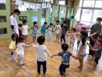 異年齢グループでダンスの画像