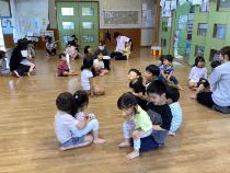 異年齢グループでふれあい遊びの画像