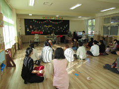 音楽に聞き入っている参加者の画像