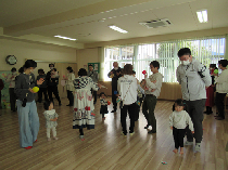 フルートの音に合わせて歩いている画像