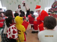 サンタさんからプレゼントをもらっている画像