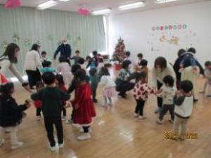 みんなで踊っている画像