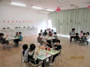 ぶどう組、すいか組、みかん組が会食をしている画像