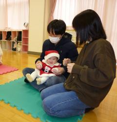 パパやママと一緒に手遊びをしている画像