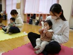 ペットボトルのマラカスを鳴らしている画像