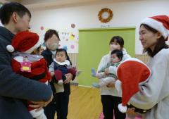 グループに分かれて自己紹介している画像