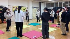 大きな輪になって自己紹介している画像