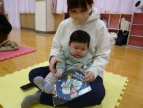 足形を使ったプレゼントをもっている画像