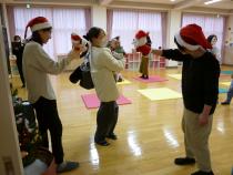 パペットサンタとトナカイにお見送りしてもらっている画像