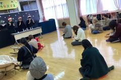 ハンドベルの演奏を聞いている画像