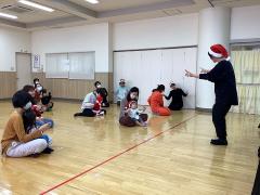 手遊びをしている画像