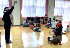 楽器を鳴らしている画像