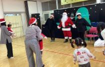 サンタと一緒に踊っている画像